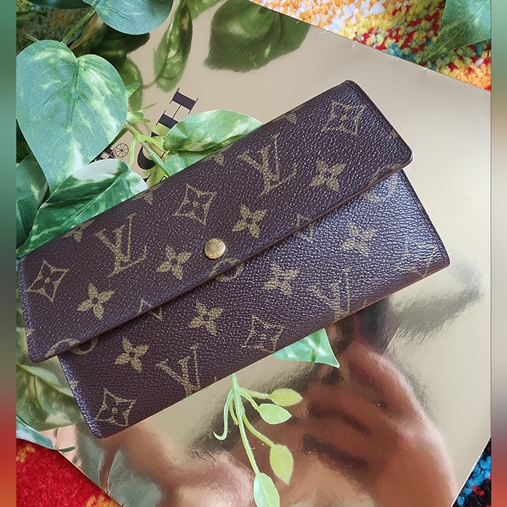 Authentic Louis Vuitton  Monogram Vintage Sarah Wallet